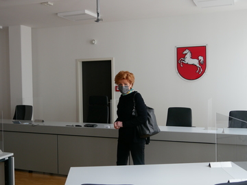 Ministerin Havliza in einem Sitzungssal des Finanzgerichts
