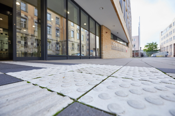 Foto zu taktilen Leitstreifen vor dem Fachgerichtszentrum