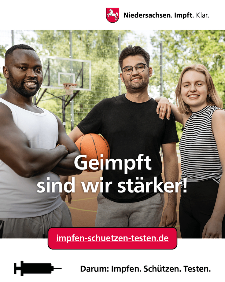 Drei Jugendliche mit Basketball. Geimpft sind wir stärker!