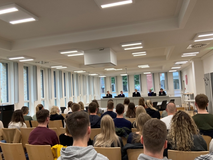 Studierende der Steuerakademie Niedersachsen bei ihrem Besuch im FG